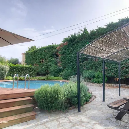 A L'ombre Du Clocher Bed & Breakfast